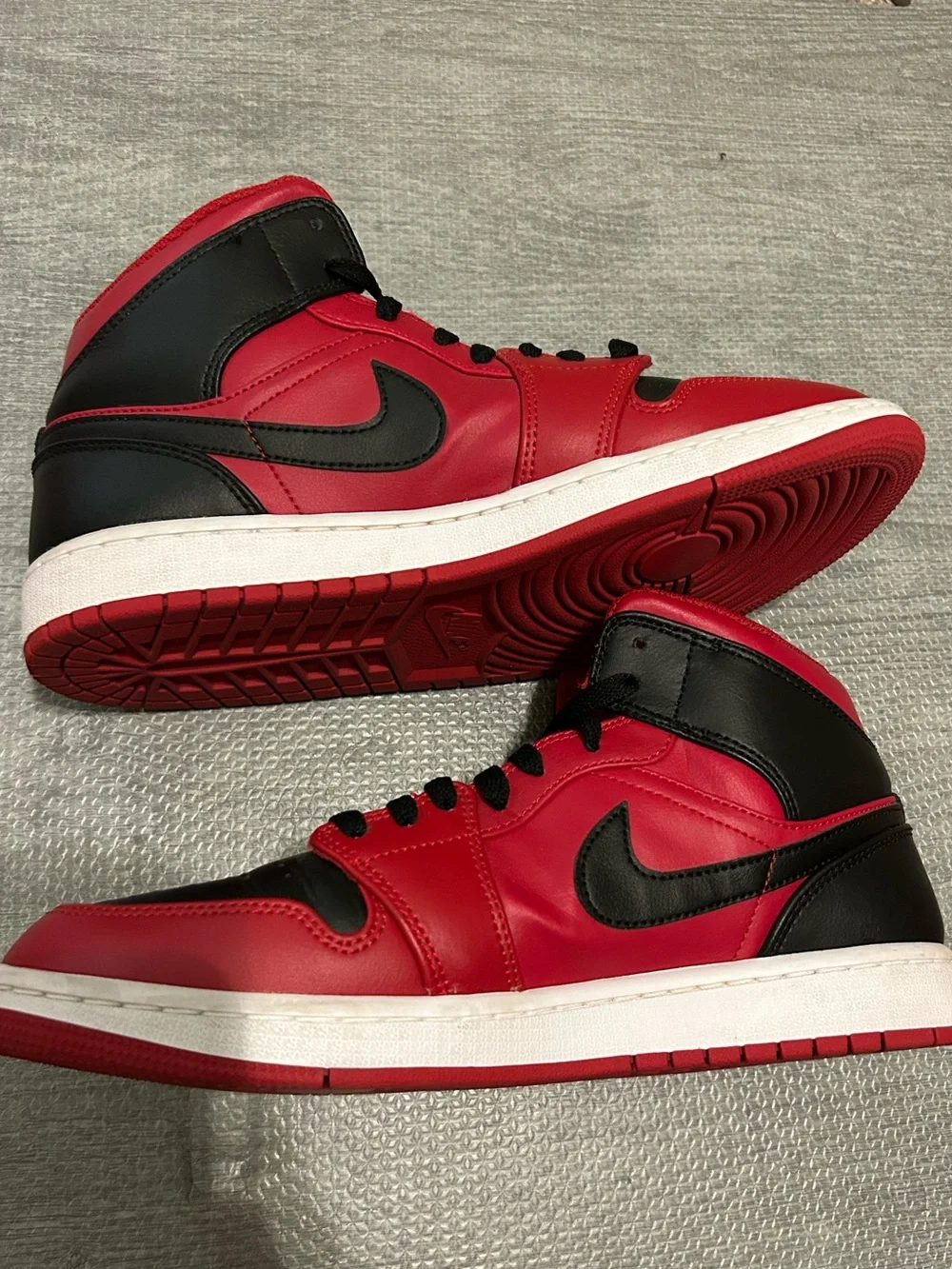 Nike Air Jordan 1 Mid Reverse Bred Size 9 Men’s.